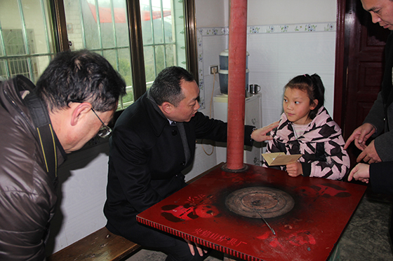 1593763419142584.jpg 董事長胥進(jìn)慰問幫扶貧困戶.jpg