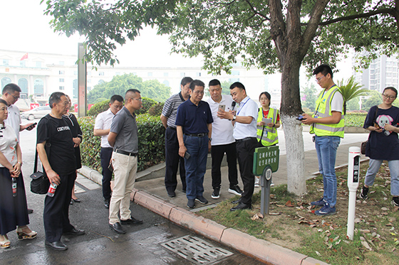 小象城泊董事長(zhǎng)鄧晶向四川省縣域經(jīng)濟(jì)學(xué)會(huì)調(diào)研組講解智能停車終端引導(dǎo)功能  潘興揚(yáng) 攝.JPG