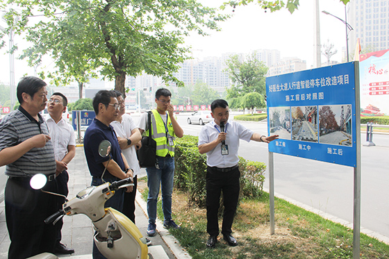 小象城泊董事長(zhǎng)鄧晶介紹車位改造項(xiàng)目 潘興揚(yáng) 攝 .JPG