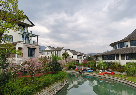 綠水環(huán)繞的余村別墅民居.jpg