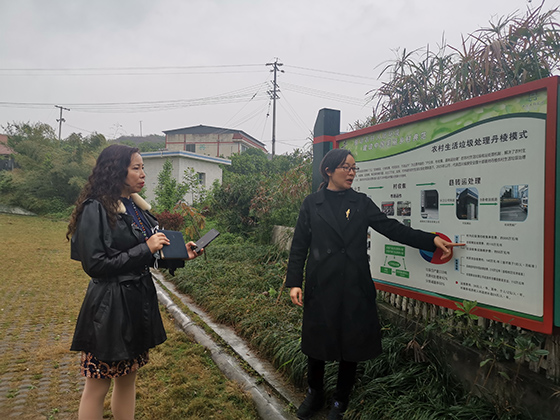 丹棱縣農(nóng)業(yè)農(nóng)村局環(huán)境綜合治理中心副主任古維芬介紹人居環(huán)境治理情況.jpg