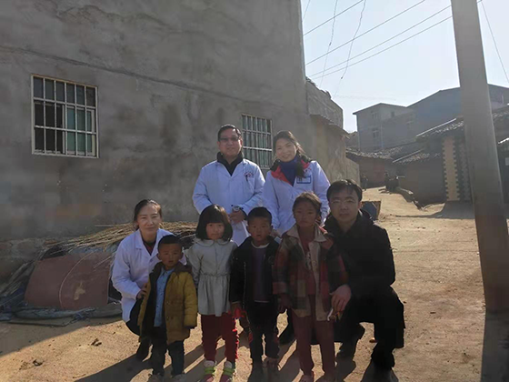 深入鄉(xiāng)村為彝族老鄉(xiāng)提供診療服務并捐助貧困兒童。圖為程亮（前排右一）團隊成員與貧困留守兒童合影.png