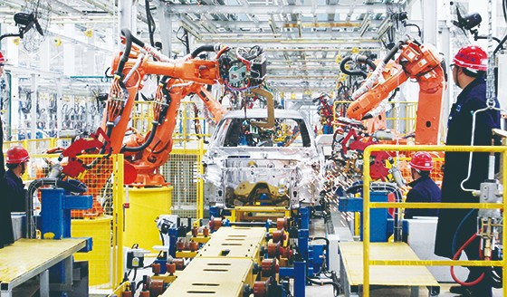 成都市經(jīng)開區(qū)內(nèi)的吉利汽車智能制造生產(chǎn)線  成都市龍泉驛區(qū)委宣傳部供圖.JPG