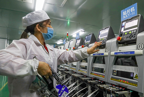 四川省廣安華鎣市華鎣山經(jīng)開區(qū)電子產(chǎn)業(yè)園華金潤電子廠生產(chǎn)場景  邱海鷹 攝.JPG