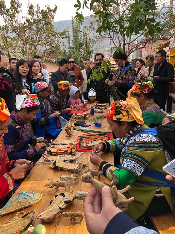 長(zhǎng)板橋村村民制作手工藝品  羅瑩攝.jpg