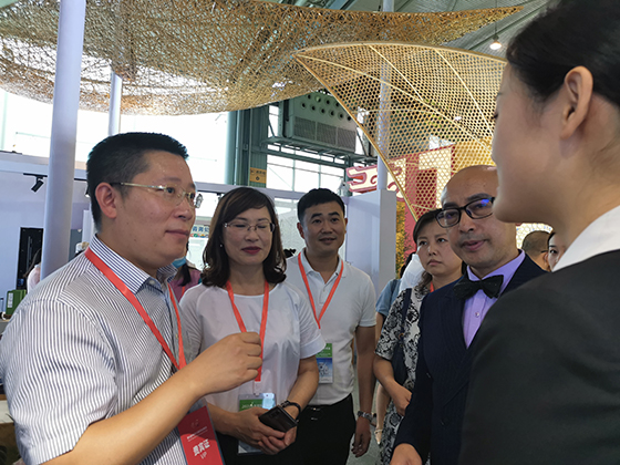 崇州市副市長(zhǎng)鄭文學(xué)（左）與茶博會(huì)參會(huì)嘉賓交流  周淼葭 攝.jpg