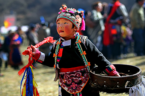 理縣民俗活動表演中的爾瑪小鼓手.jpg