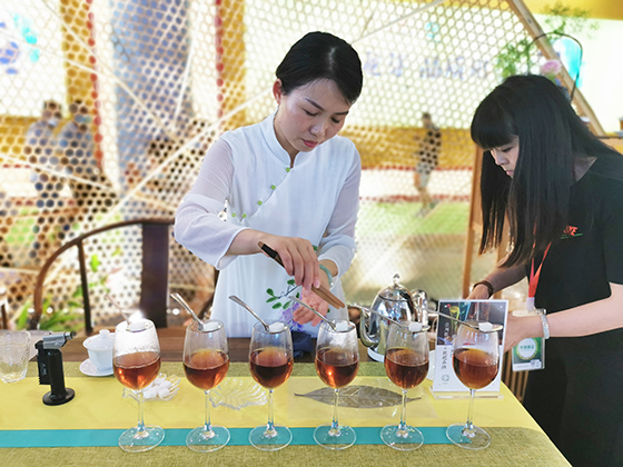 馬艷展示茶酒制作 周淼葭 攝.jpg