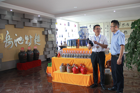 岳池農(nóng)商銀行客戶經(jīng)理到岳池特曲公司了解金融服務(wù)需求  周淼葭 攝.JPG