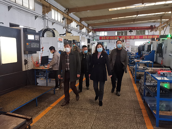 2行領導深入車間調研.jpg
