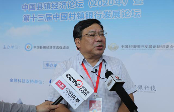 中國縣鎮(zhèn)經濟交流促進會會長、中國社科院農村發(fā)展研究所黨委書記杜志雄接受記者現(xiàn)場采訪.jpeg