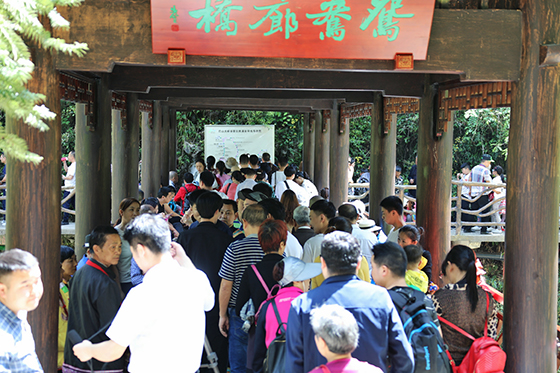 2 巴山大峽谷文旅扶貧景區(qū)游客如織（宣漢縣發(fā)展和改革局供圖）.jpg