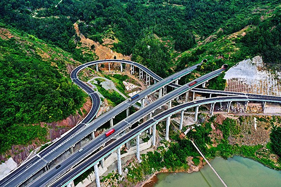 6 巴山大峽谷快速通道   王利  向海濤  攝.jpg