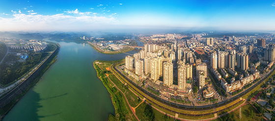 天藍(lán)水綠梓州城 袁成松攝.jpg