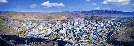 1 稻城縣全景圖（供圖：中共稻城縣委宣傳部）.jpg