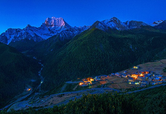 亞丁村夜色（供圖：中共稻城縣委宣傳部）.JPG