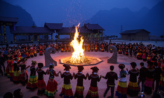 4 中國馬邊彝族風情狂歡節(jié)暨首屆小涼山火把節(jié)-歡樂的鍋莊舞-馬邊煙峰鎮(zhèn)- 何為.jpg