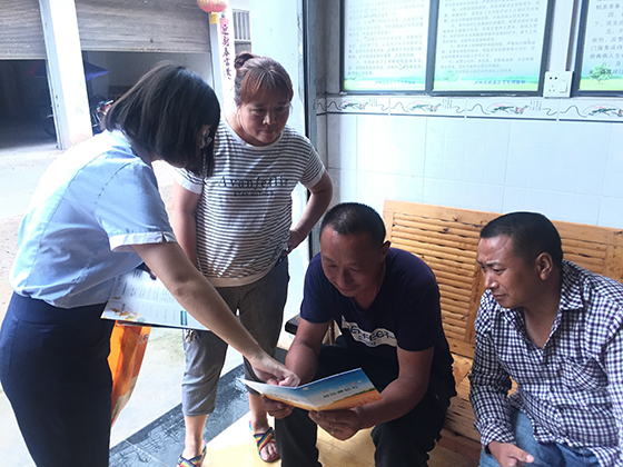 瀘州農商銀行客戶經理下鄉(xiāng)進戶宣傳“整村授信”.jpg
