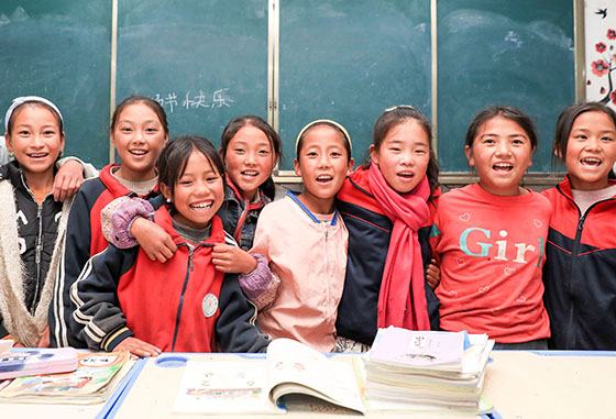 四川布拖縣俄里坪小學(xué)五年級(jí)的住校學(xué)生，在祝福援彝教師敬冰、郭小紅等人教師節(jié)快樂  邱海鷹 游青 攝.JPG