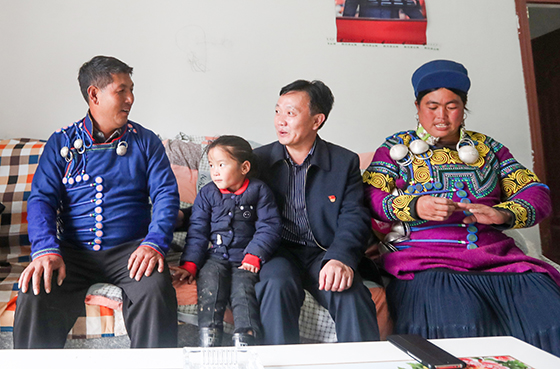 四川華鎣市援彝干部魏全元(右二)在布拖縣烏科鄉(xiāng)洛呷村三組阿約火日家了解孩子的學(xué)習(xí)情況  邱海鷹  游青 攝.JPG