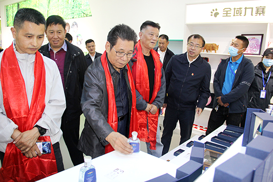 四川省政協(xié)原副主席解洪（左四），中國(guó)縣鎮(zhèn)經(jīng)濟(jì)交流促進(jìn)會(huì)副會(huì)長(zhǎng)、四川省縣域經(jīng)濟(jì)學(xué)會(huì)會(huì)長(zhǎng)張成明（左三）率隊(duì)調(diào)研考察九寨溝旅游產(chǎn)品  盧錦根 攝.JPG