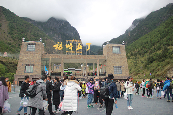 稻城亞丁景區(qū)游人如梭  周淼葭攝.JPG