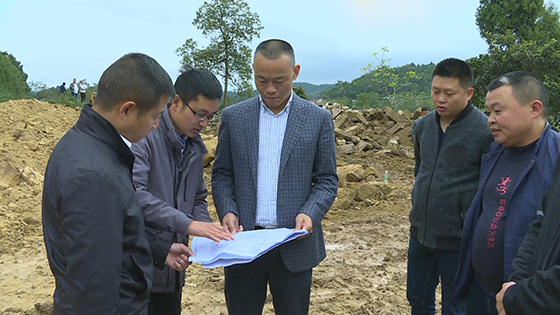 中江縣委書記蘇剛（中）在易地扶貧搬遷建設(shè)現(xiàn)場(chǎng)調(diào)研指導(dǎo).bmp