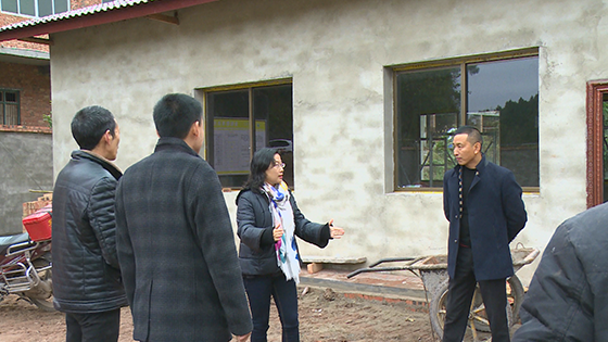 中江縣縣長(zhǎng)李霞（右二）調(diào)研易地扶貧搬遷建設(shè)現(xiàn)場(chǎng).bmp
