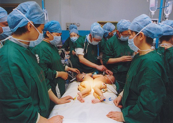 2004年4月3日，成功實施省首例連體嬰兒分離手術(shù).jpg