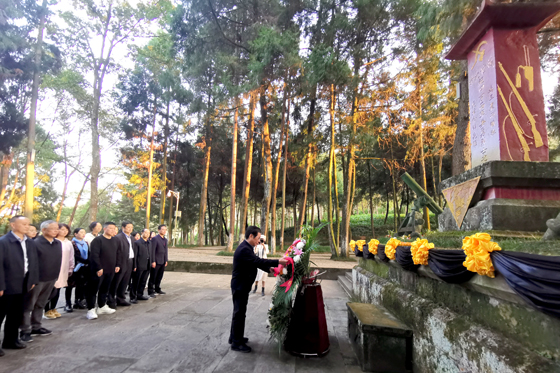 當(dāng)代縣域經(jīng)濟(jì) 雜志編委會主任、四川省縣域經(jīng)濟(jì)學(xué)會會長、中國縣鎮(zhèn)經(jīng)濟(jì)交流促進(jìn)會副會長張成明率全體人員，向紅軍烈士敬獻(xiàn)花籃.jpg