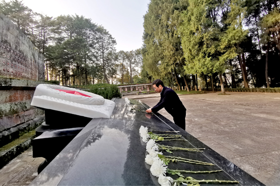 當(dāng)代縣域經(jīng)濟(jì) 雜志編委會主任、四川省縣域經(jīng)濟(jì)學(xué)會會長、中國縣鎮(zhèn)經(jīng)濟(jì)交流促進(jìn)會副會長張成明向紅軍烈士獻(xiàn)花.jpg