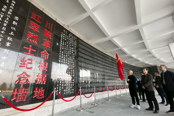 參觀紅軍英烈紀(jì)念墻.jpg