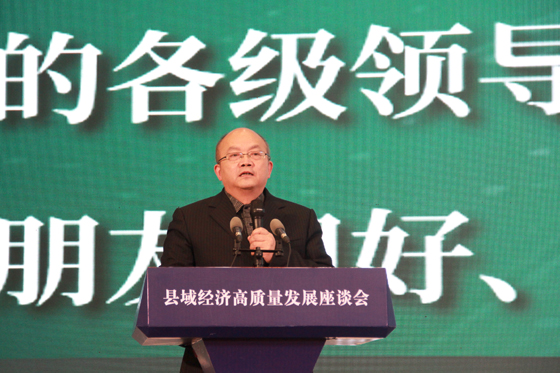 8 四川省縣域經(jīng)濟學會專家委員會常務副主任、西南財大成渝經(jīng)濟研究院院長、重慶工商大學原校長楊繼瑞作了“全省城市主城區(qū)縣域經(jīng)濟高質(zhì)量發(fā)展——東坡實踐”報告.JPG