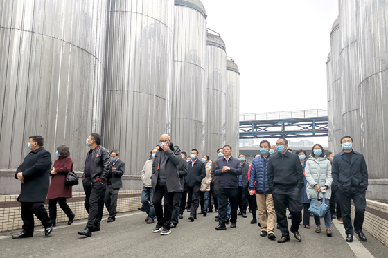 13 與會嘉賓參觀千禾味業(yè)食品股份有限公司.jpg