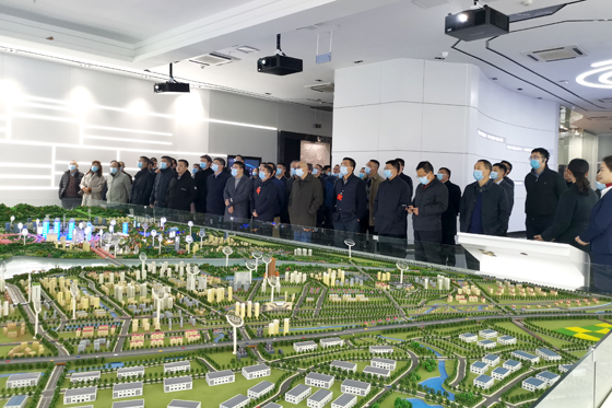 14 與會嘉賓參觀華為大數(shù)據(jù)中心.jpg