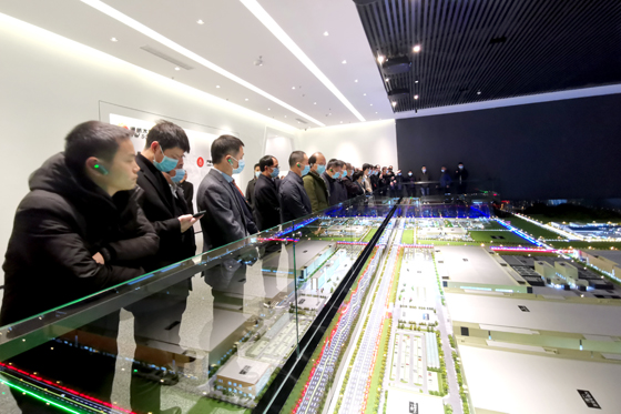 15 與會嘉賓參觀通威高效晶硅太陽能電池項目.jpg