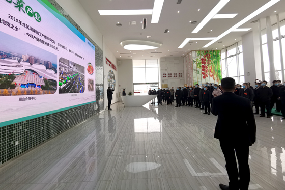 16 與會嘉賓參觀西南智慧農(nóng)業(yè)產(chǎn)業(yè)園.jpg