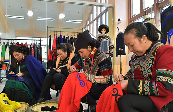 四川省涼山彝族自治州昭覺縣易地搬遷集中安置點沐恩邸社區(qū)留守彝族婦女在彝繡“扶貧車間”制作彝繡，實現(xiàn)“守著家，抱著娃，掙著錢”的心愿  張國盛 攝.jpg