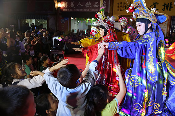 四川省內(nèi)江市東興區(qū)東興老街，川劇團演員精彩的表演受到觀眾的追捧。小康路上，人民文化生活日漸豐富多彩 蘭自濤 攝.jpg