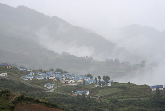 四川涼山州彝族同胞住上了好房子  邱海鷹 韓華軍 攝.JPG