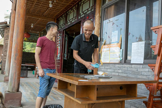 雅安市雨城區(qū)草壩鎮(zhèn)頂峰村村民李紅（右）經(jīng)營(yíng)農(nóng)家樂日子越過越紅火.jpg