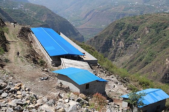 張遠(yuǎn)銀新修的圈舍  吳啟昌 攝.jpg