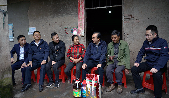 1607354171980339.png 自貢銀行黨委書記張序走訪慰問貧困戶.png