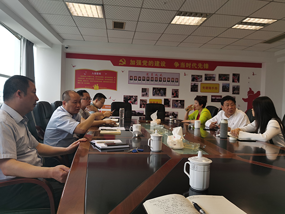 1洪雅農(nóng)信聯(lián)社領(lǐng)導(dǎo)到企業(yè)了解融資需求.jpg
