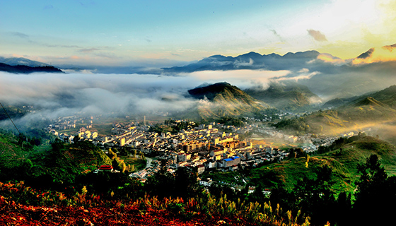 四川萬(wàn)源市鳥(niǎo)瞰圖  萬(wàn)源市委宣傳部供圖.jpg