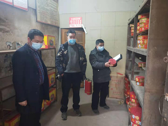 檢查煙花爆竹經(jīng)營門店.jpg