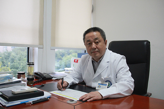 四川大學(xué)華西醫(yī)院全科醫(yī)學(xué)科主任、高新區(qū)芳草社區(qū)衛(wèi)生服務(wù)中心主任李雙慶教授  周淼葭攝.jpg