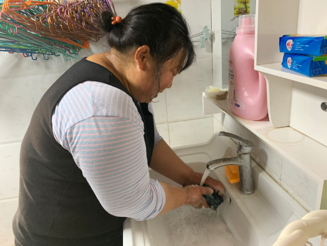 黃利華在廁改后的洗手間洗衣服 223201227.png