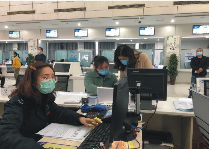 群眾辦理業(yè)務(wù) （樂至融媒 唐西蘭 攝 ）.jpg