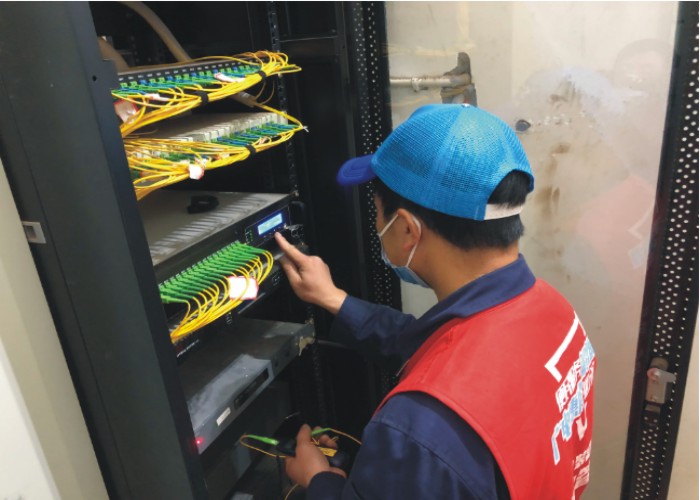 肖勇軍在檢查機(jī)房運(yùn)作情況（樂(lè)至融媒記者 唐西蘭 攝）.jpg